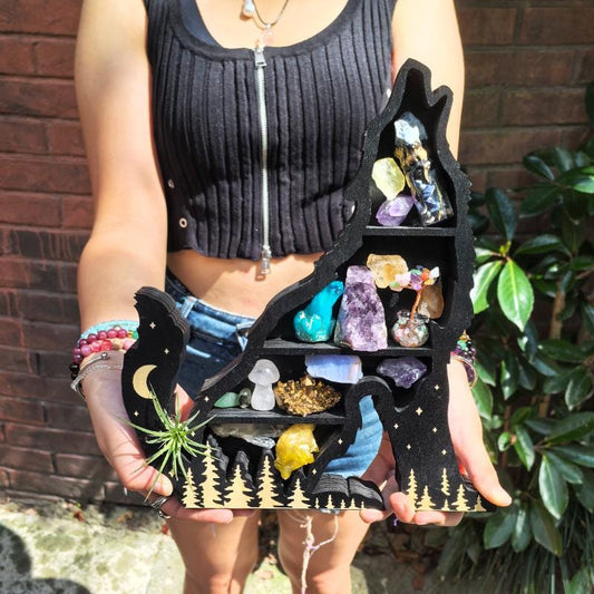 Howling Wolf Crystal Shelf – Wooden Wolf Moon Display, Witchy Altar Decor, Boho Spiritual Storage, Gothic Home Accent, Nature Wall Art