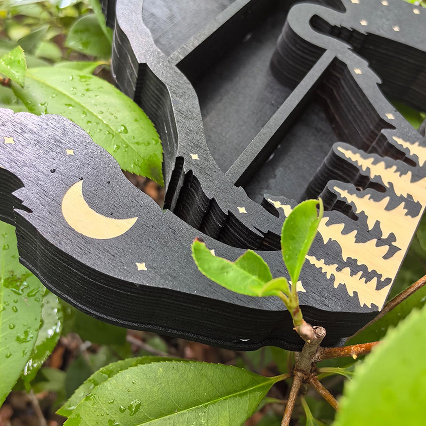 Howling Wolf Crystal Shelf – Wooden Wolf Moon Display, Witchy Altar Decor, Boho Spiritual Storage, Gothic Home Accent, Nature Wall Art